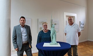 Bürgermeister Frank Hilker (von links), Cornelia Müller-Hisje und Carl-Heinz Helwig eröffnen die Ausstellung „150 Jahre Ehrenbürgerschaft Ernst von Bandel". - Philipp Kersten