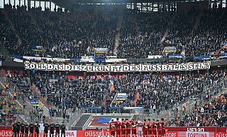 Fußball-Fans in ganz Deutschland haben sich in den Stadien gegen geplante Maßnahmen der Politik gewehrt. - Anke Waelischmiller/dpa