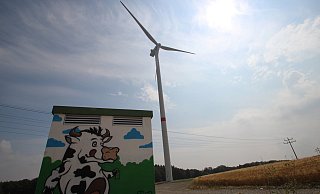 Das Trafo-Häuschen an einem der Windräder zwischen Bavenhausen, Henstorf und Brosen. Archivfoto. - Jens Rademacher