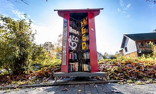 Der Bücherschrank in Heiligenkirchen ist zum wiederholten Mal beschädigt worden. - Torben Gocke Der Bücherschrank in Heiligenkirchen ist zum wiederholten Mal beschädigt worden. - Torben Gocke