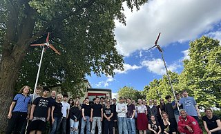 Freuen sich über den Workshop: Schülerinnen und Schüler der neunten und zehnten Stufe sowie Vertreter des Kooperationsprojekts vom Welthaus Bielefeld, von Energie Impuls OWL, der Recycling-Börse und der Felix-Fechenbach-Gesamtschule. Foto: Anna-Lena Hinder - Anna-Lena Hinder Freuen sich über den Workshop: Schülerinnen und Schüler der neunten und zehnten Stufe sowie Vertreter des Kooperationsprojekts vom Welthaus Bielefeld, von Energie Impuls OWL, der Recycling-Börse und der Felix-Fechenbach-Gesamtschule. Foto: Anna-Lena Hinder - Anna-Lena Hinder