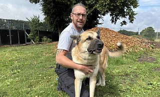 Tierheim-Vorstand Björn Schakat mit Hund "Buddy". - Sven Kienscherf