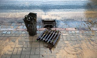 Ein geöffneter Gully ist einem Jugendlichen fast zum Verhängnis geworden. - Foto: Arno Burgi/dpa/Symbolbild Ein geöffneter Gully ist einem Jugendlichen fast zum Verhängnis geworden. - Foto: Arno Burgi/dpa/Symbolbild
