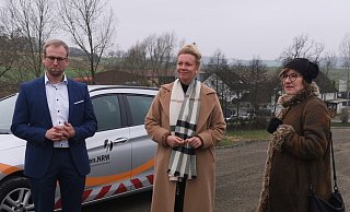 Verkehrsministerin Ina Brandes (Mitte) und Barntrups Bürgermeister Borris Ortmeier (links) machen sich zusammen mit Dr. Petra Beckefeld, Technischer Direktorin im Landesbetrieb Straßenbau, ein Bild vom Baufortschritt der Umgehungsstraße. - Sylvia Frevert