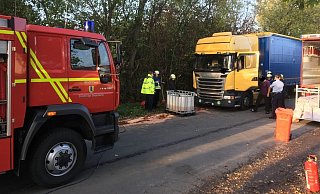 In der Straße "Zum Twilen" wurde der restliche Dieseltank in einen Auffangbehälter umgepumpt. - Feuerwehr Lage