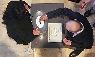 Bundeskanzler Olaf Scholz (SPD, rechts) gibt bei der Abstimmung über das "Zustrombegrenzungsgesetz" der Union zur Eindämmung der Migration im Bundestag seine Stimmkarte ab. - picture alliance/dpa