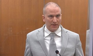 Der ehemalige Polizist Derek Chauvin im Gerichtssaal vor der Verkündung des Strafmaßes im Prozess. - Foto: Court TV/AP/dpa Der ehemalige Polizist Derek Chauvin im Gerichtssaal vor der Verkündung des Strafmaßes im Prozess. - Foto: Court TV/AP/dpa