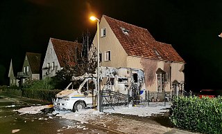 Wie von Geisterhand hatte sich das brennende Mobil bewegt. - Feuerwehr Detmold