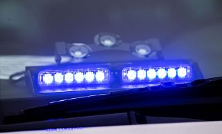 Ein Blaulicht leuchtet unter der Frontscheibe eines Einsatzfahrzeugs der Polizei. - Lino Mirgeler/dpa/Symbolbild Ein Blaulicht leuchtet unter der Frontscheibe eines Einsatzfahrzeugs der Polizei. - Lino Mirgeler/dpa/Symbolbild