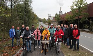 Der neue Bürgerradweg ist fertig: Radfahrer können nun sicher zwischen Leopoldstal und Sandebeck - entlang der stark frequentierten L954 - hin und her radeln. Von dem Ergebnis haben sich unter anderem die beiden Bürgermeister Carsten Tolke (links, Steinheim) und Stefan Rother (3. von links, Horn-Bad Meinberg) sowie Mitglieder der Heimatvereine Sandebeck und Leopoldstal ein Bild gemacht. - Michaela Weiße Der neue Bürgerradweg ist fertig: Radfahrer können nun sicher zwischen Leopoldstal und Sandebeck - entlang der stark frequentierten L954 - hin und her radeln. Von dem Ergebnis haben sich unter anderem die beiden Bürgermeister Carsten Tolke (links, Steinheim) und Stefan Rother (3. von links, Horn-Bad Meinberg) sowie Mitglieder der Heimatvereine Sandebeck und Leopoldstal ein Bild gemacht. - Michaela Weiße