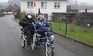 Für Wilhelm und Anna Bella Berns aus Lothe ist die Fahrt mit der Rikscha ein Gefühl von Freiheit. Regelmäßig machen sie Ausflüge nach Steinheim oder an den Schieder-See. Auf diese Weise ist das Paar, trotz Behinderung des Mannes, nicht an die eigenen vier Wände gebunden. - Michaela Weiße(LZ)