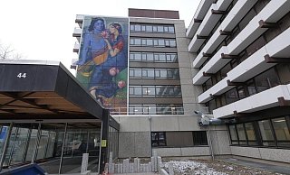 Das Yoga Vidya – seine Fassade ziert das hinduistische Götterpaar Radha und Krischna – steht ab sofort nicht mehr unter Quarantäne. Die Stadt hat die Verfügung gestern aufgehoben. - Jost Wolf Das Yoga Vidya – seine Fassade ziert das hinduistische Götterpaar Radha und Krischna – steht ab sofort nicht mehr unter Quarantäne. Die Stadt hat die Verfügung gestern aufgehoben. - Jost Wolf