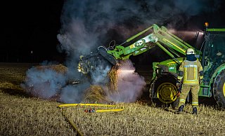 Ein brennender Strohhaufen hat am Mittwochabend rund 60 Einsatzkräfte beschäftigt. - die Blaulichtfotografen Ein brennender Strohhaufen hat am Mittwochabend rund 60 Einsatzkräfte beschäftigt. - die Blaulichtfotografen
