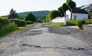 Die Fahrbahndecke der Brunnenstraße gleicht einem „Flickenteppich". - Michaela Weiße