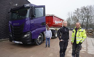 Rolf und Lisa Glowatzki (vorne) freuen sich, dass ihr neuer Lastwagen umweltfreundlicher und kostengünstiger unterwegs ist. Fahrer Bernd Riesemeier (hinten) hat eine Einweisung in den Tankvorgang erhalten, da dabei bestimmte Sicherheitsvorkehrungen einzuhalten sind. - Michaela Weiße
