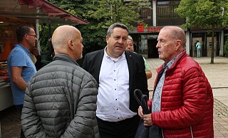 Im Dialog: Landrat Axel Lehmann spricht beim Wochenmarkt auf dem Horner Marktplatz mit Bürgern. - Till Sadlowski