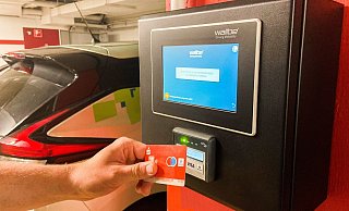 Ladeinfrastruktur made in Schlangen: eine Box von Wallbe, die in einem Projekt für die Sparkasse installiert wurde. Stefanie Balzarek ist für Vertrieb und Projektentwicklung bei Wallbe zuständig. - Wallbe