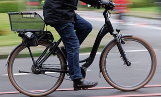 Ein Radfahrer stürzte auf der Regenstorstraße bei einer Kollision mit einem Auto. - Friso Gentsch/dpa