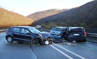 Vier Autos stoßen Freitagmorgen auf der glatten B1 bei Kohlstädt zusammen. Eine 48-Jährige stirbt bei der Kollision. - Freitag TV Vier Autos stoßen Freitagmorgen auf der glatten B1 bei Kohlstädt zusammen. Eine 48-Jährige stirbt bei der Kollision. - Freitag TV