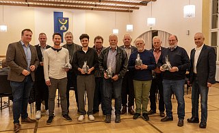 B&uuml;rgermeister Heinz-Dieter Kr&uuml;ger (rechts) verabschiedet die scheidenden Ratsmitglieder gemeinsam mit seinem Nachfolger Michael Ruttner (links): Sascha Beine, Dennis Gerke, Konrad Hambr&uuml;gge, Adrian Block, Heinz-Joachim Schulz, Reinhard Gerke, Manfred Robrecht, Herbert Kohlbrecher, Wilfried W&auml;chter und Lothar Schr&ouml;der. - Stadt Horn-Bad Meinberg