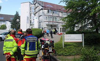 In der Klinik Flachsheide hat es am Dienstagvormittag gebrannt. Während die Feuerwehr noch im Inneren die letzten Glutnester ablöscht, warten Rettungsdienst und einige Patienten vor dem Gebäude. Verletzt wurde bei dem Brand niemand. - Freiwillige Feuerwehr Bad Salzuflen/Lea Spellmeier
