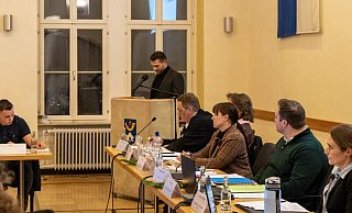 K&auml;mmerer Tim S&ouml;lter (am Rednerpult) w&auml;hrend der Ratssitzung bei der Einbringung des kommunalen Haushalts. - Stadt Horn-Bad Meinberg/Sebastian Vogt