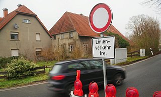 Das Durchfahrtverbotsschild am Anfang der Bekampstraße wird häufig ignoriert. - Leon Stock/Freitag-TV Das Durchfahrtverbotsschild am Anfang der Bekampstraße wird häufig ignoriert. - Leon Stock/Freitag-TV