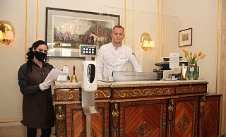 Gästeempfang im Detmolder Hof: Geschäftsführer Jan Diekjobst steht hinter einer Plexiglasscheibe, die angehende Hotelfachfrau Karine Karapetyan hält Listen bereit, in die sich jeder Gast eintragen muss. Eine Desinfektion der Hände ist auch erwünscht. - Cordula Gröne Gästeempfang im Detmolder Hof: Geschäftsführer Jan Diekjobst steht hinter einer Plexiglasscheibe, die angehende Hotelfachfrau Karine Karapetyan hält Listen bereit, in die sich jeder Gast eintragen muss. Eine Desinfektion der Hände ist auch erwünscht. - Cordula Gröne