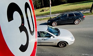 Ein neues Tempo-30-Schild zur Lärmminderung sorgt für Diskussionen unter den Anwohnern in Bielefeld. - picture alliance / Julian Stratenschulte/dpa
