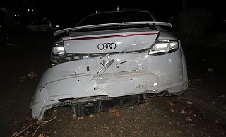 Mit seinem leistungsstarken Audi ist ein junger Barntruper in Bad Pyrmont offensichtlich zu schnell unterwegs gewesen, sodass er ins Schleudern geriet. Weil er gleich zwei weitere Autos beschädigte, liegt der Sachschaden im mittleren fünfstelligen Bereich. Foto: Polizei Bad Pyrmont - Polizei Bad Pyrmont Mit seinem leistungsstarken Audi ist ein junger Barntruper in Bad Pyrmont offensichtlich zu schnell unterwegs gewesen, sodass er ins Schleudern geriet. Weil er gleich zwei weitere Autos beschädigte, liegt der Sachschaden im mittleren fünfstelligen Bereich. Foto: Polizei Bad Pyrmont - Polizei Bad Pyrmont