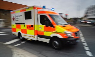 Aus guten Gründen sind Rettungswagen im Einsatz eilig unterwegs - doch auch dann gelten bestimmte Sorgfaltspflichten. - Foto: Nicolas Armer/dpa/dpa-tmn/Archivbild Aus guten Gründen sind Rettungswagen im Einsatz eilig unterwegs - doch auch dann gelten bestimmte Sorgfaltspflichten. - Foto: Nicolas Armer/dpa/dpa-tmn/Archivbild