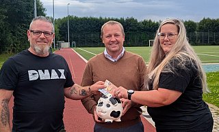 Die Initiatoren des Benefiz-Fußballspieles: Christina Franke, Manuel Feigl und Kalletals Bürgermeister Mario Hecker (Mitte). Sie freuen sich auf das Event und hoffen auf viele Gäste für den guten Zweck. - Gemeinde Kalletal Die Initiatoren des Benefiz-Fußballspieles: Christina Franke, Manuel Feigl und Kalletals Bürgermeister Mario Hecker (Mitte). Sie freuen sich auf das Event und hoffen auf viele Gäste für den guten Zweck. - Gemeinde Kalletal