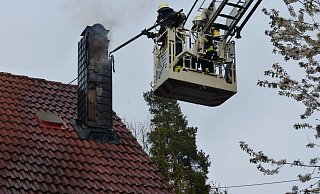Ein brennender Schornstein hat die Feuerwehr beschäftigt. - Feuerwehr Kalletal/Horst Brinkmann