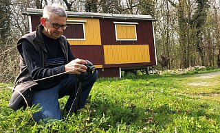 Hans Dudler fotografiert auf dem Gelände des Umweltzentrums Heerser Mühle Schmetterlinge. - Sven Kienscherf Hans Dudler fotografiert auf dem Gelände des Umweltzentrums Heerser Mühle Schmetterlinge. - Sven Kienscherf