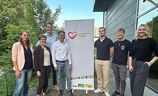 Freuen sich über eine erfolgreiche Diskussion: Susan Gottwald und Annkathrin Sonntag (Grüne, von links), Hans Christian Asemissen (FDP), Martin Hoffmann (SPD), Nils Geigl (FDP), Moderator Maurice Flege (Radio Lippe ) und Jennifer Hohberger (CDU). - Anna Lena Hinder Freuen sich über eine erfolgreiche Diskussion: Susan Gottwald und Annkathrin Sonntag (Grüne, von links), Hans Christian Asemissen (FDP), Martin Hoffmann (SPD), Nils Geigl (FDP), Moderator Maurice Flege (Radio Lippe ) und Jennifer Hohberger (CDU). - Anna Lena Hinder