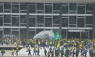 Anhänger des ehemaligen brasilianischen Präsidenten Bolsonaro haben am Sonntag den offiziellen Sitz des brasilianischen Präsidenten gestürmt. - Eraldo Peres/AP/dpa Anhänger des ehemaligen brasilianischen Präsidenten Bolsonaro haben am Sonntag den offiziellen Sitz des brasilianischen Präsidenten gestürmt. - Eraldo Peres/AP/dpa