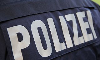 Der Fahrer hatte sein Auto im Zaun festgefahren. - dpa