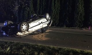 Ein PKW hatte sich nach einem Alleinunfall mehrfach überschlagen, weshalb Benzin sowie andere Betriebsmittel des Fahrzeugs ausliefen. - Feuerwehr Lage Ein PKW hatte sich nach einem Alleinunfall mehrfach überschlagen, weshalb Benzin sowie andere Betriebsmittel des Fahrzeugs ausliefen. - Feuerwehr Lage