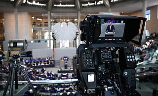 Friedrich Merz, CDU/CSU Fraktionsvorsitzender und CDU Bundesvorsitzender, spricht in der 214. Plenarsitzung der 20. Legislaturperiode im Deutschen Bundestag und ist auf dem Bildschirm einer TV-Kamera zu sehen. - Bernd von Jutrczenka/dpa