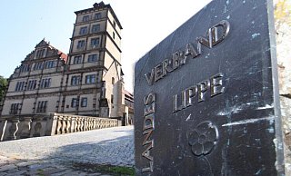 Sitz des Landesverbandes Lippe: das Schloss Brake. - Montage: Vera Gerstendorf-Welle
