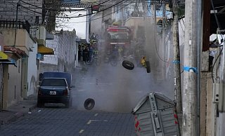 Die Polizei führt eine kontrollierte Explosion eines verdächtigen Fahrzeugs durch, das einen Häuserblock vom Gefängnis El Inca entfernt geparkt ist. - Carlos Noriega/AP Die Polizei führt eine kontrollierte Explosion eines verdächtigen Fahrzeugs durch, das einen Häuserblock vom Gefängnis El Inca entfernt geparkt ist. - Carlos Noriega/AP