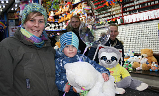 Lara Dohme (vorn links) und Sohn Enno (2,5 Jahre) haben Spaß beim bunten Treiben auf dem Bösingfelder Weihnachtsmarkt, zusammen mit den Schaustellern René Sadlo (links) und Nils Weber. - Sylvia Frevert Lara Dohme (vorn links) und Sohn Enno (2,5 Jahre) haben Spaß beim bunten Treiben auf dem Bösingfelder Weihnachtsmarkt, zusammen mit den Schaustellern René Sadlo (links) und Nils Weber. - Sylvia Frevert