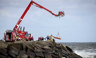 Rettungskr&auml;fte bergen eine Leiche, die sie bei der erneuten Suche nach den vermissten Wassersportlern im Noordelijk Havenhoofd gefunden haben. Die K&uuml;stenwache, die Polizei, die Feuerwehr und das KNRM suchen nach m&ouml;glicherweise drei weiteren Vermissten. - "sem Van Der Wal"/ANP/dpa