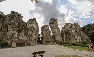 Die Externsteine ziehen zur Sommersonnenwende viele Menschen in ihren Bann. - Landesverband Lippe Die Externsteine ziehen zur Sommersonnenwende viele Menschen in ihren Bann. - Landesverband Lippe