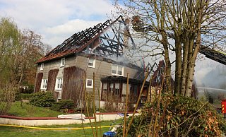 Der Dachstuhl des Einfamilienhauses im idyllischen Mosebeck ist bei einem Brand komplett zerstört worden, das Haus ist unbewohnbar. Die Bewohner, ein älteres Ehepaar, stehen vor dem Nichts, bleiben jedoch glücklicherweise unverletzt. Zwei Handwerker müssen aber ins Klinikum. - Janet König