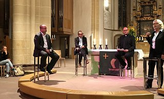 Im Namen des Stadtkonvents der Kirchengemeinden empfängt Dr. Andreas Lange (Zweiter von rechts) am Mittwochabend die Kandidaten (von links) Arne Brand, Markus Baier und Dr. Katharina Kleine Vennekate in St. Nicolai. - Till Brand Im Namen des Stadtkonvents der Kirchengemeinden empfängt Dr. Andreas Lange (Zweiter von rechts) am Mittwochabend die Kandidaten (von links) Arne Brand, Markus Baier und Dr. Katharina Kleine Vennekate in St. Nicolai. - Till Brand