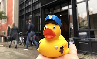 Es ist keine Zeitungsente. Nach gerade mal gut drei Jahren ist die Innenstadt-Wache der Polizei wieder umgezogen. Es sind allerdings nur ein paar Schritte zum neuen Büro, es liegt im Schmiedeamtshaus quasi gegenüber des Haus Wippermann. - Till Brand