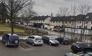 Auf dem Parkplatz an der Schlesier Straße 1 stehen immer wieder mehrere abgemeldete Fahrzeuge und blockieren die Stellflächen für die Anwohner. - Nadine Uphoff