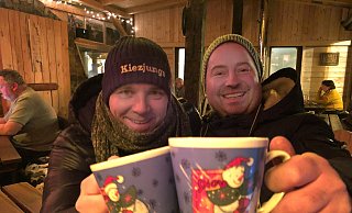 Auf die gemeinsamen Pläne zur ersten Lemgoer Hüttengaudi stoßen (von links) Michael Nolting und Sven Brodbeck an. - Till Brand