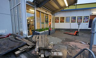 Nach dem noch glimpflich ausgegangenen Zwischenfall laufen die Aufräumarbeiten. - Jost Wolf